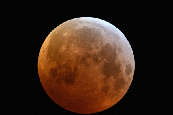 Lua de sangue: eclipse lunar total ocorre neste domingo