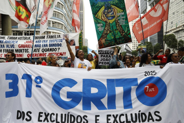 Desfile e protesto tomam as ruas do centro do Rio de Janeiro