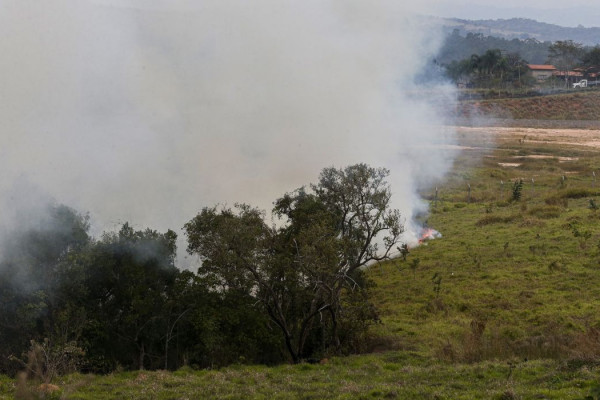 Risco de clima seco e queimadas permanece alto no interior do país