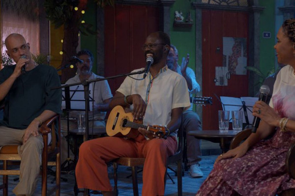 Samba na Gamboa: roda do Poeira Pura mescla hits do gênero e bate-papo