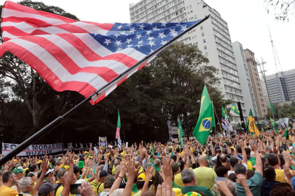 Ato pró-Bolsonaro une governadores e parlamentares de direita em SP