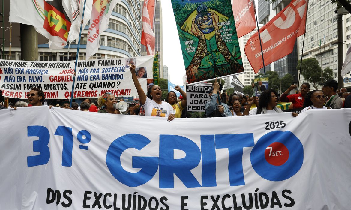 Desfile e protesto tomam as ruas do centro do Rio de Janeiro