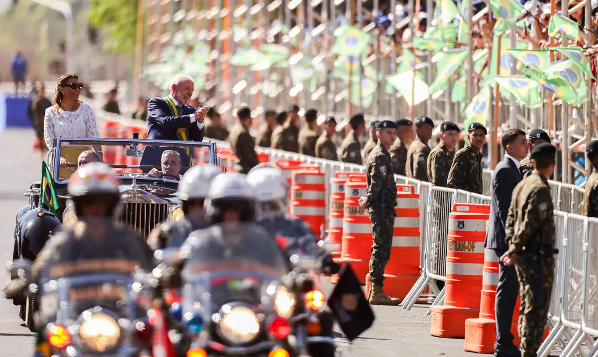 Lula e ministros acompanham desfile; público entoa "sem anistia"