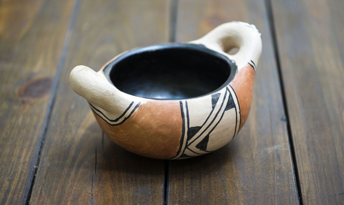 Crise climática ameaça tradição milenar da cerâmica Waurá