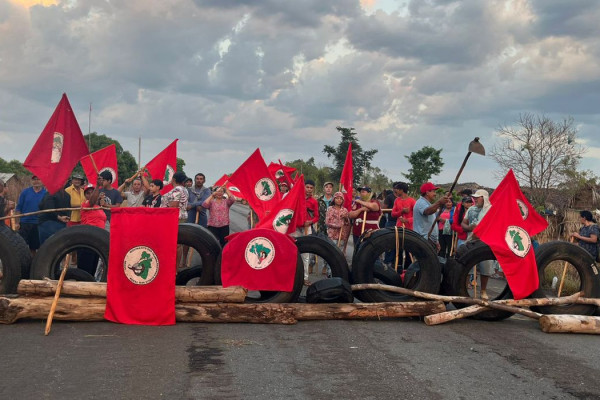 Tocantins: MST bloqueia rodovia para cobrar desapropriação de área