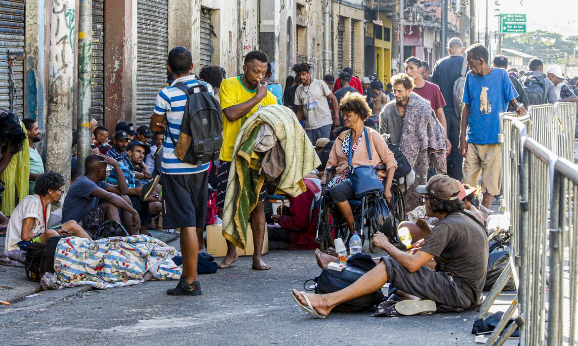 Caminhos da Reportagem mostra conflitos na Cracolândia em São Paulo