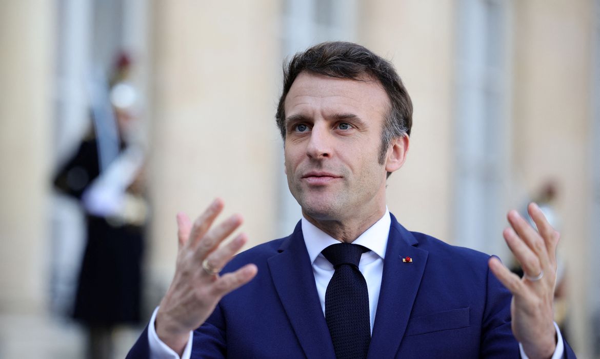 Macron busca novo primeiro-ministro para após colapso do governo