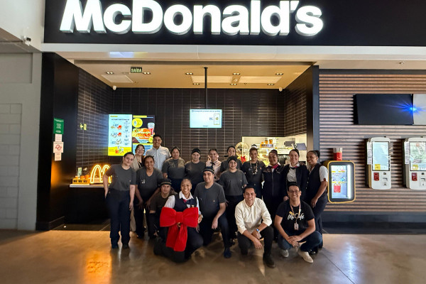 Equipe da primeira unidade do McDonald's em Cravinhos - Divulgação