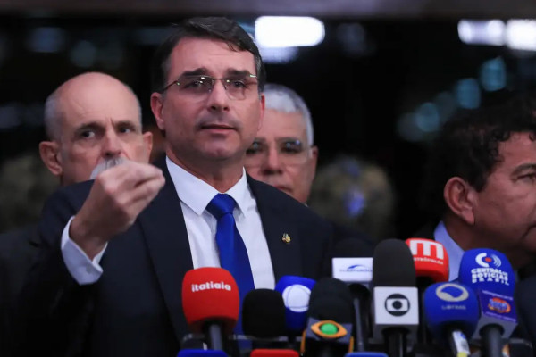 Senador Flávio ataca Moraes após voto para condenar Bolsonaro