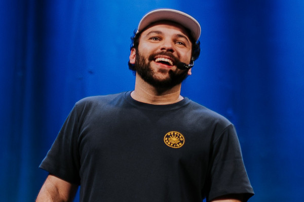 Humorista Raphael Ghanem apresenta o show 