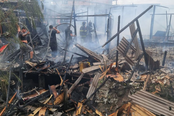 Mais de 15 moradias são atingidas por incêndio em Cubatão (SP)