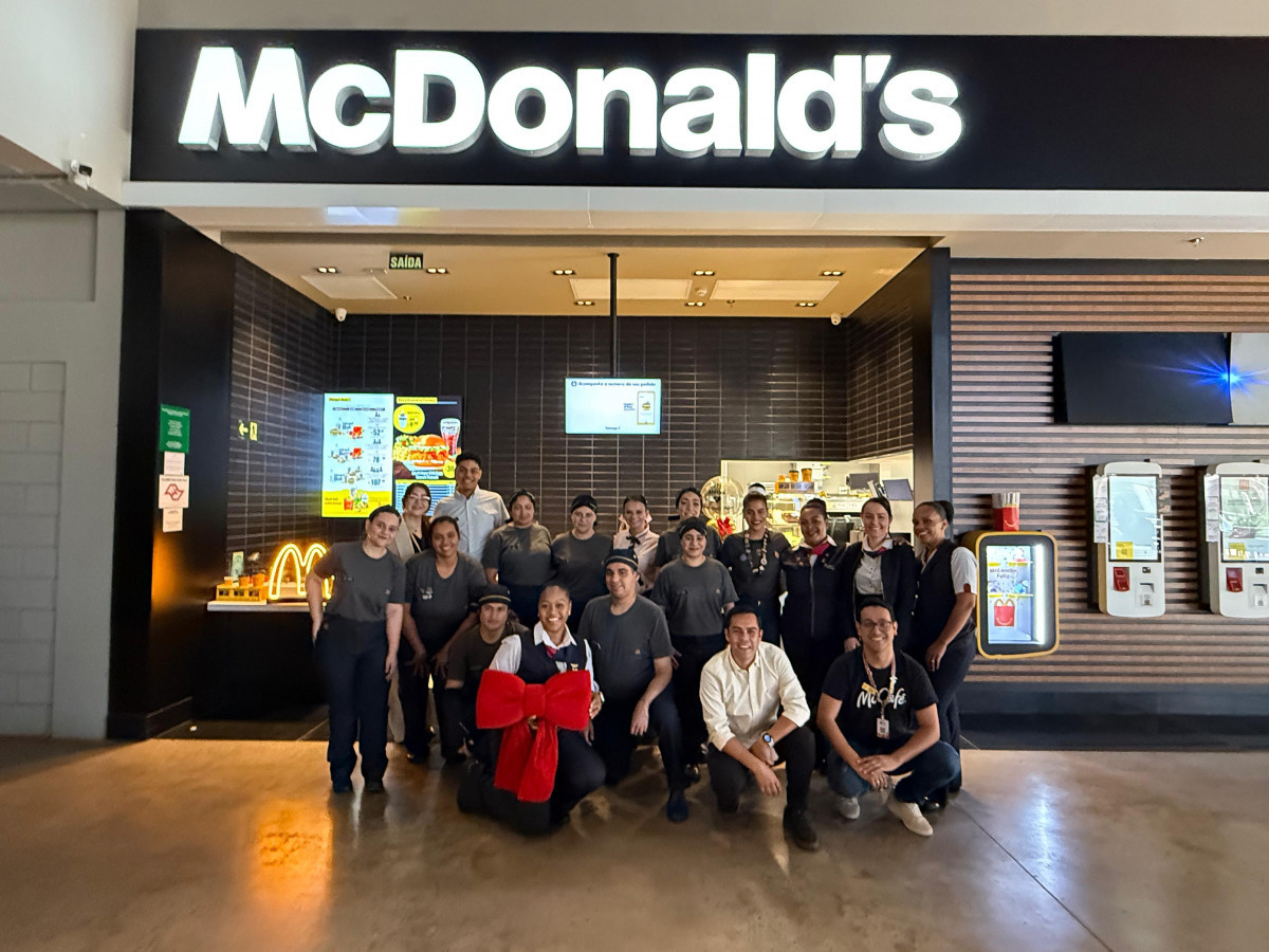 Equipe da primeira unidade do McDonald's em Cravinhos