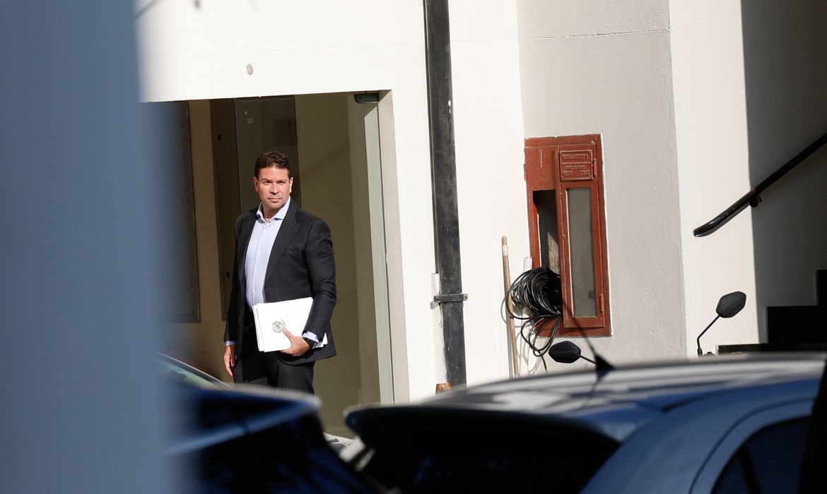 Fux pede suspensão de todo processo sobre golpe contra Ramagem 