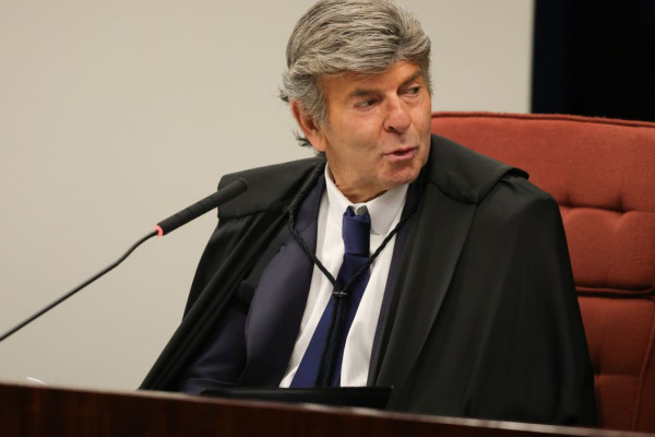 Fux vota para anular ação penal sobre golpe por cerceamento de defesa 