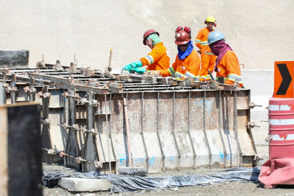 Funcionários trabalham em obra: construção civil é um dos setores com destaque na geração de empregos