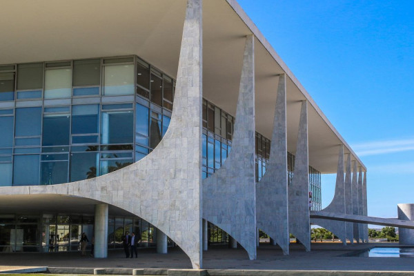 Homem tenta subir rampa do Palácio do Planalto duas vezes na madrugada