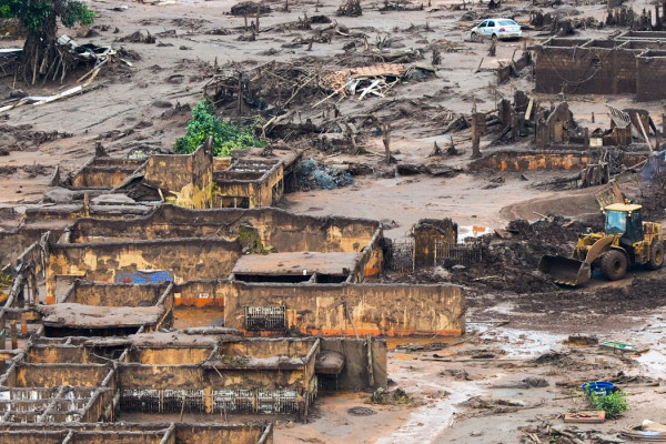 Pescadores atingidos por queda de barragem do Fundão recebem benefício