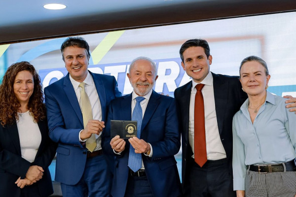 Lula sanciona lei que cria Carteira Nacional do Professor