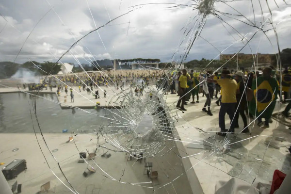 Bolsonaro e aliados deverão pagar R$ 30 milhões pela depredação no 8/1