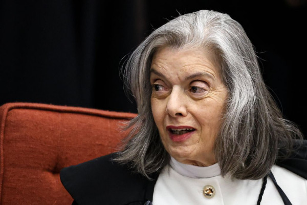 Cármen Lúcia forma maioria pela condenação de Bolsonaro e aliados 