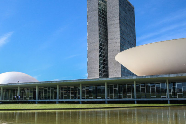 Projeto que susta regras de aborto legal em crianças avança na Câmara