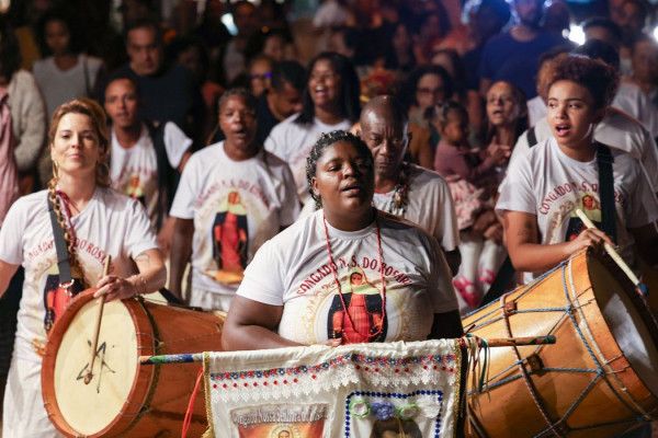 Tambores e cantos marcam abertura do Festival Artes Vertentes
