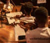 Aulas gratuitas de música são oferecidas no Complexo da Maré