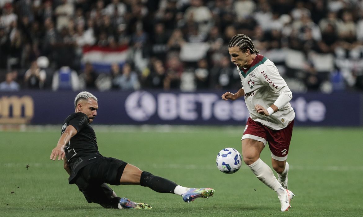 Brasileiro: Fluminense e Corinthians medem forças no Maracanã