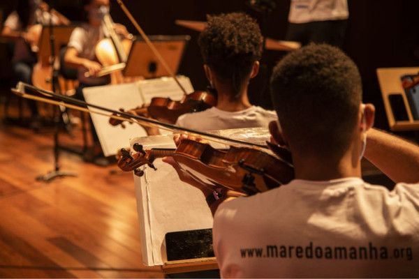 Aulas gratuitas de música são oferecidas no Complexo da Maré