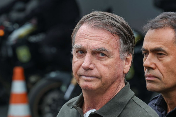 Após retirada de lesões da pele, Bolsonaro volta à prisão domiciliar