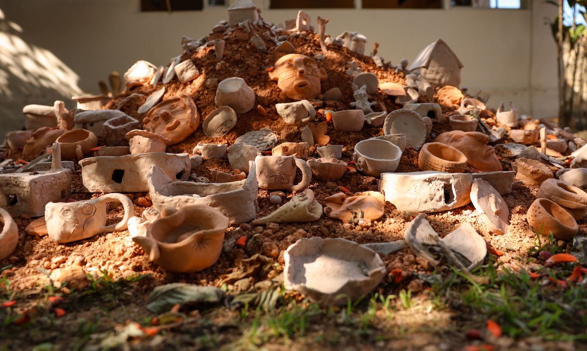 Arquitetura e modo de vida de comunidades africanas inspiram artistas