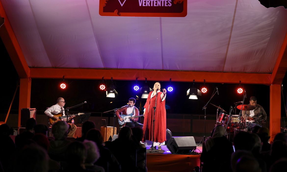 Em show, Fabiana Cozza propõe a união e o fim da intolerância