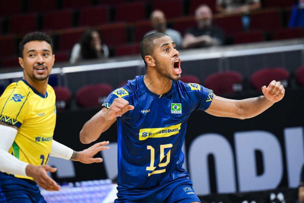 Brasil volta a vencer no Mundial e se garante nas oitavas de final
