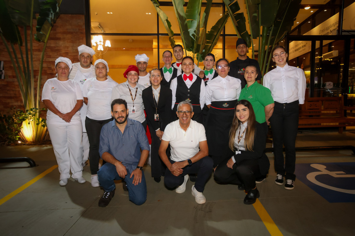 Equipe Bella Capri e ao centro Odair Rodrigues