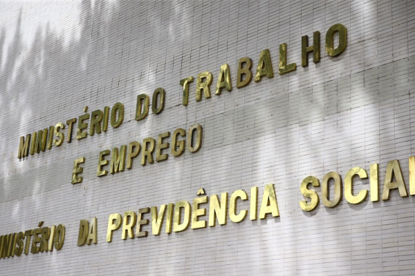 Governo notifica patrões sobre atraso do FGTS de empregadas domésticas