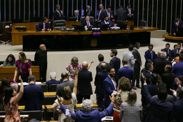 Motta anuncia votação de urgência para projeto de anistia a golpistas