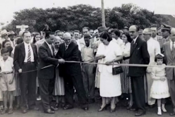 VILA FAMOSA - Inauguração da Vila Virgínia, com a presença de autoridades, em foto datada de 1924. Ao centro, Álvaro de Lima, caixeiro-viajante responsável pela criação do bairro, que hoje dá nome a uma das principais vias da localidade. A escolha, por sinal, é uma homenagem à esposa dele. Com população aproximada de 25 mil pessoas, a Vila é um dos bairros mais tradicionais da cidade.