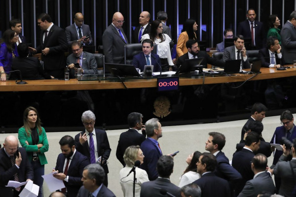 Câmara derruba voto secreto em PEC da Blindagem por falta de quórum