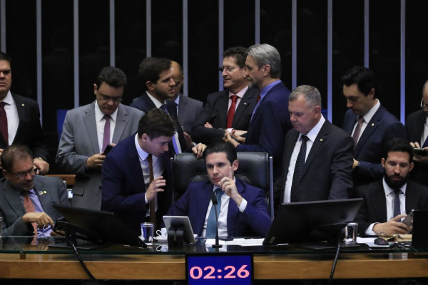 PEC da blindagem é aprovada por deputados e vai ao Senado 