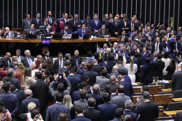 Câmara aprova urgência para projeto de anistia a golpistas