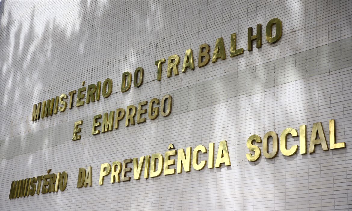 Governo notifica patrões sobre atraso do FGTS de empregadas domésticas