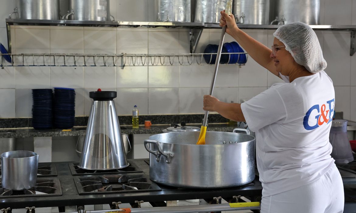 Ceará sanciona lei que zera ultraprocessados na merenda até 2027