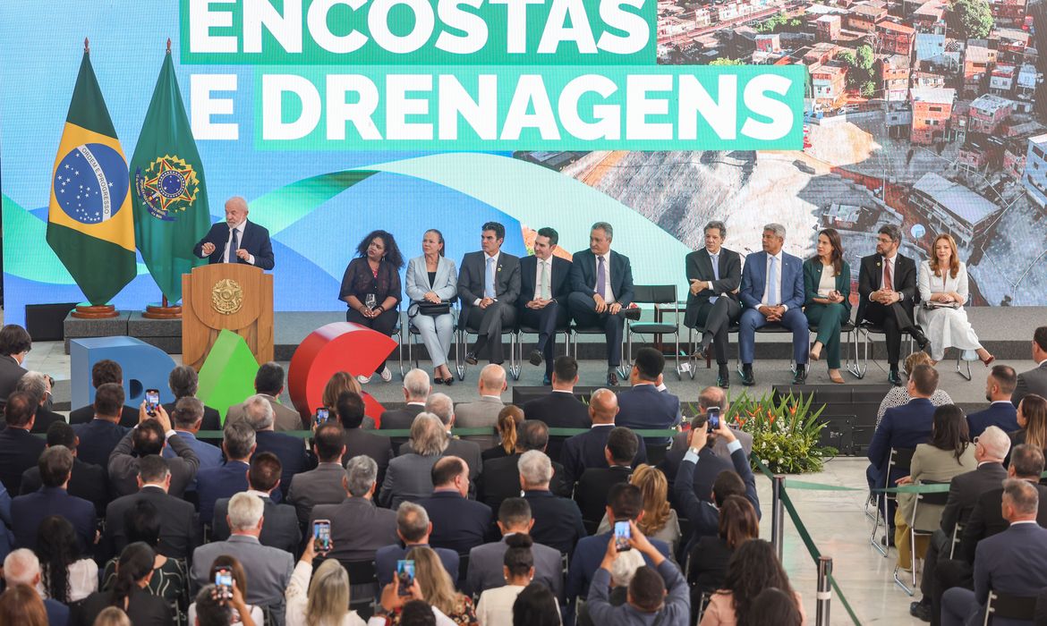 Governo anuncia R$ 11,7 bilhões do Novo PAC para drenagem e encostas