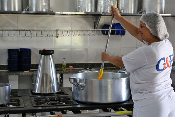 Ceará sanciona lei que zera ultraprocessados na merenda até 2027