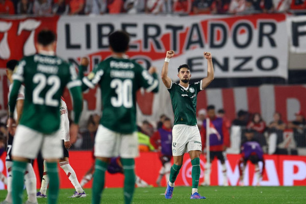 Palmeiras supera pressão e derrota River no Monumental de Núñez