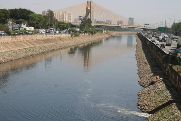 Rio Tietê continua vulnerável apesar de redução da mancha de poluição