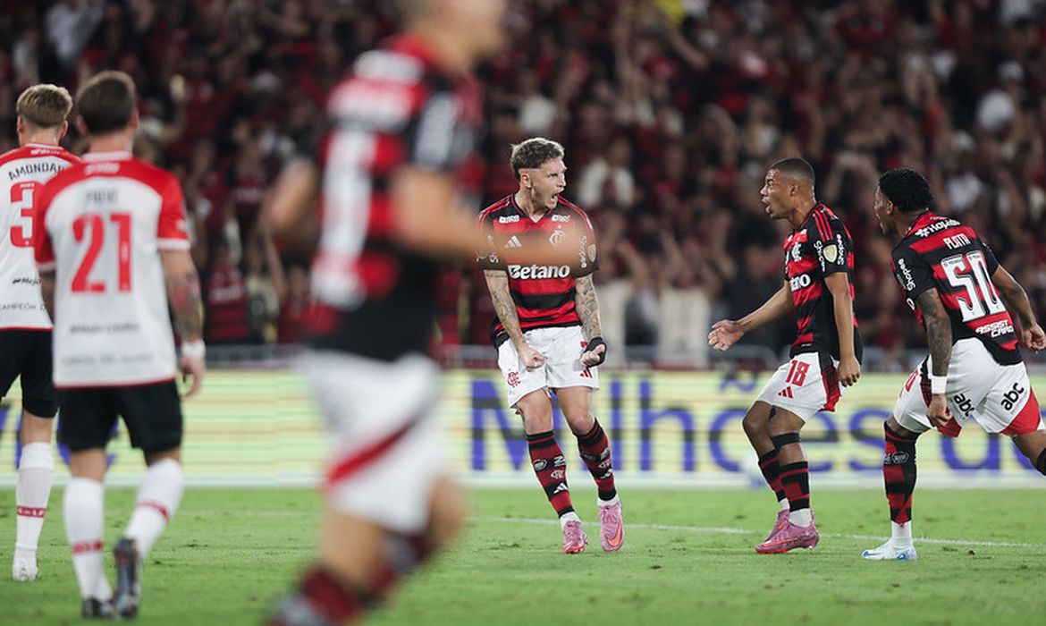 Com direito a gol relâmpago, Flamengo derrota Estudiantes no Maracanã