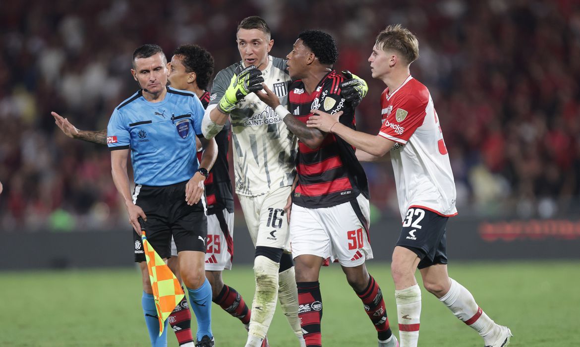 Conmebol anula 2º amarelo e libera Plata para defender o Flamengo