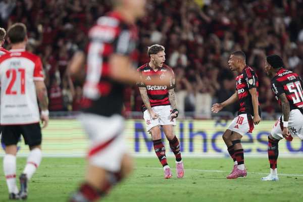 Com direito a gol relâmpago, Flamengo derrota Estudiantes no Maracanã