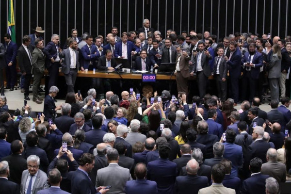 Corregedor da Câmara pede suspensão de 3 deputados envolvidos em motim